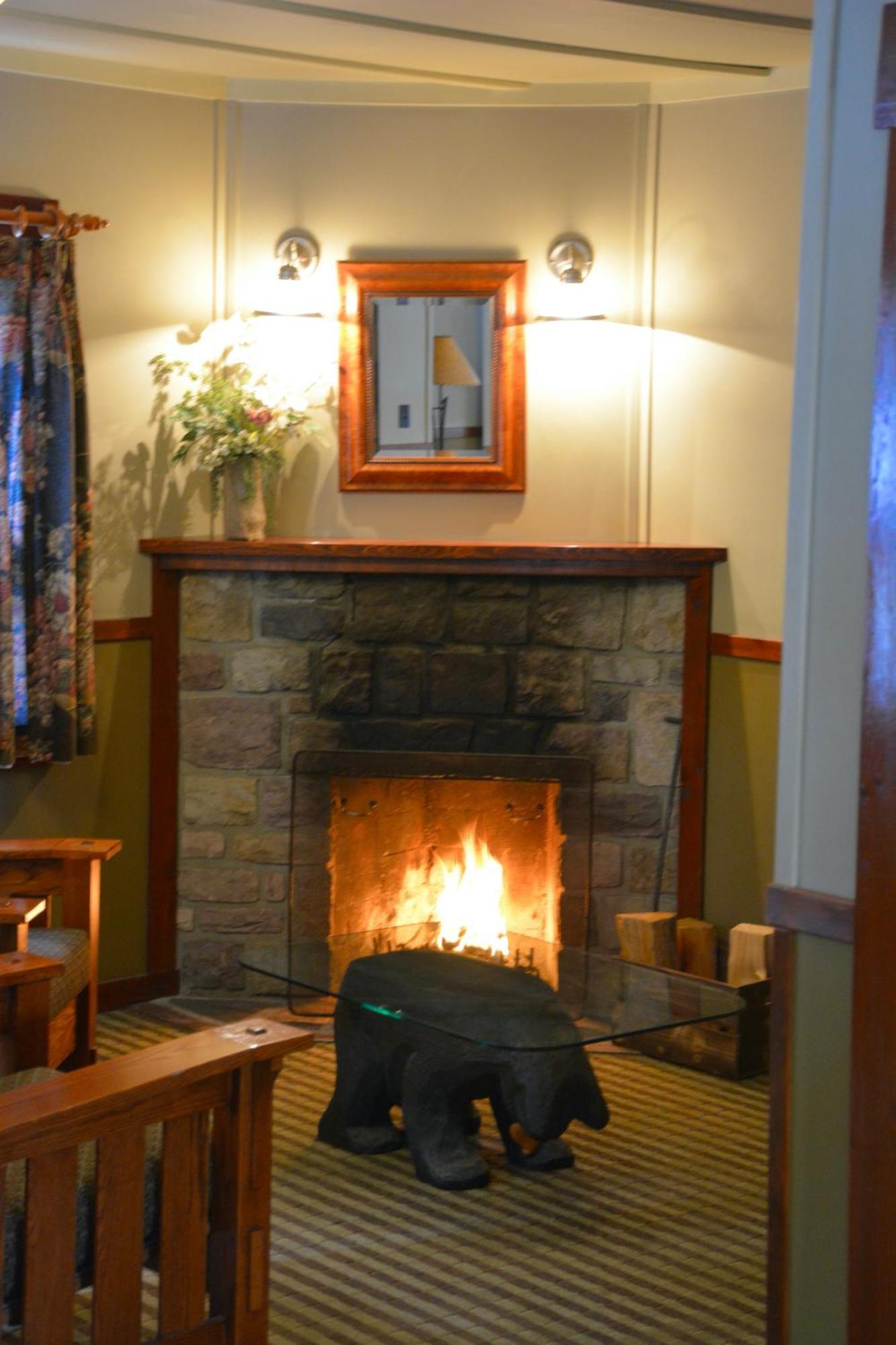קאסל ג'אנקשן Johnston Canyon Lodge & Bungalows מראה חיצוני תמונה
